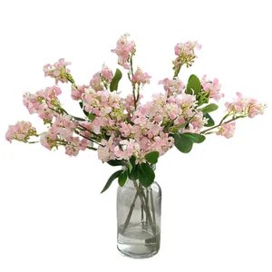 Bouquet de lilas artificiels roses dans un vase en verre pour décoration d'intérieur
