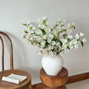 Vaso in ceramica bianca con mughetto artificiale realistico per decorazione casa elegante