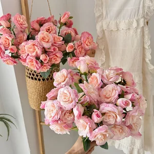Bouquet de 12 roses artificielles roses et orange dégradées dans un panier tressé