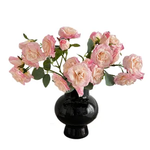 Roses artificielles roses dans un vase noir brillant pour décoration de table