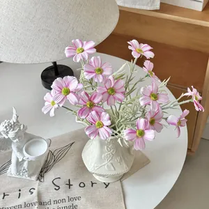 Rosa Seidenkosmos-Bouquet in weißer Relief-Keramikvase für elegante Deko