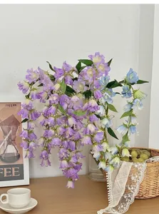 Detalle de flores de campanilla artificiales colgantes en morado y azul para bodas