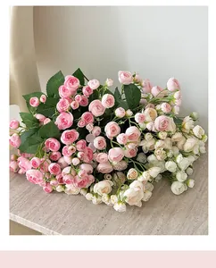 Gros plan détaillé d'un bouquet de camélias artificiels avec pétales en soie rose