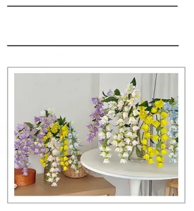 Primer plano de flores de lirio de los valles colgantes en seda violeta para decoración