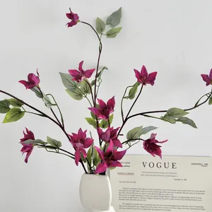 Fleurs de clématite artificielles 3D dans un vase blanc pour décoration d'intérieur