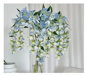 Lirios de los valles artificiales azul y blanco en jarrón para decoración