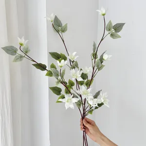 Bouquet de clématites artificielles blanches imprimées en 3D pour la décoration intérieure