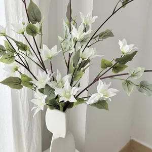 Clématite artificielle imprimée en 3D dans un vase blanc géométrique moderne épuré