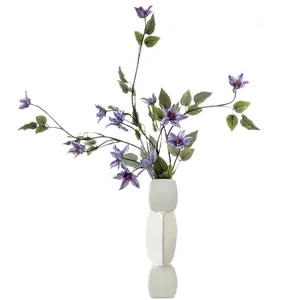 Clématite 3D violette réaliste dans un vase en céramique géométrique blanc moderne