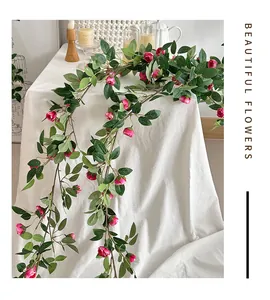Detalle de enredaderas de rosas rosas sobre una mesa para decoración elegante de interiores