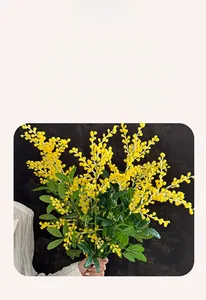 Gros plan d'un bouquet de mimosas jaunes artificiels avec fleurs et feuilles douces