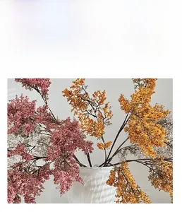 Dettaglio di fiori finti colorati in un vaso bianco testurizzato per decorazione