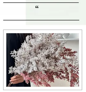 Dettaglio di fiori artificiali bianchi e rosa in grappoli fitti per arredo rustico