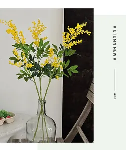 Détail de fleurs de mimosa artificielles jaunes dans un vase pour la décoration d'intérieur