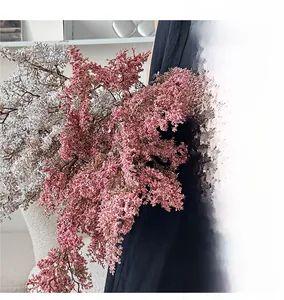 Dettaglio di bouquet di astilbe finti rosa e crema per decorazione d'interni raffinata