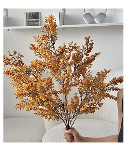 Dettaglio di un bouquet di fogliame artificiale arancione per decorazioni minimaliste