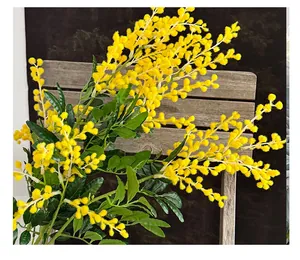 Détail de fleurs de mimosa artificielles jaunes avec texture pelucheuse et feuilles