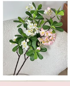 Détail d'une branche de Pittosporum artificielle imprimée en 3D avec fleurs blanches et roses