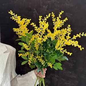 Bouquet de mimosas jaunes réalistes avec pompons duveteux pour décoration d'intérieur