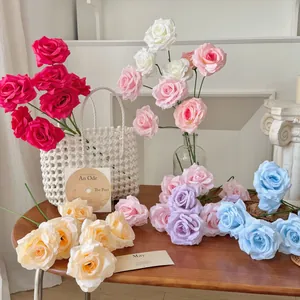 Kunstmatige 3-koppige diamantrozen in diverse kleuren in een mand voor bruiloftsdecor