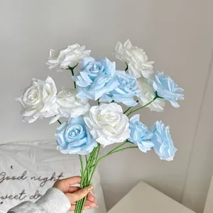 Kunstmatige 3-kops diamantrozen in lichtblauw en wit voor bruiloftsdecor en bloemstukken