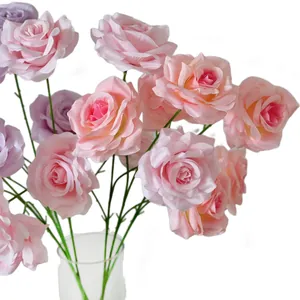 Kunstmatig rozenboeket met drie koppen in roze en paars voor bruiloftsdecoratie