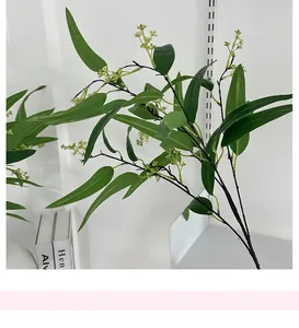 Detailansicht künstlicher Eukalyptusblätter mit kleinen Knospen für moderne Wohndekoration
