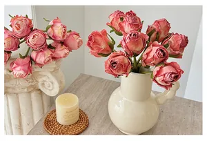 Vue détaillée de roses artificielles dans un vase en céramique au décor romantique