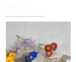Gros plan de marguerites artificielles colorées aux pétales de soie et cœurs jaunes vifs