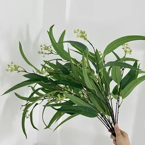 Künstliche grüne Eukalyptus-Weidenzweige mit kleinen weißen Blüten für die Deko