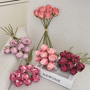 Bouquets de roses rétro en soie de cinq couleurs disposés pour la décoration intérieure