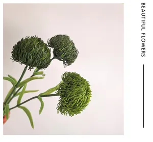 Detalle de clavel artificial verde con textura de flor esférica de tacto suave