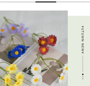 Gros plan de fleurs de camomille artificielles colorées pour accessoires de fleurs DIY