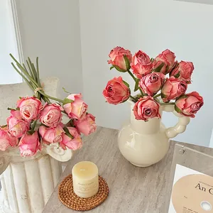 Bouquet de roses artificielles rétro orange et rose dans un vase en céramique