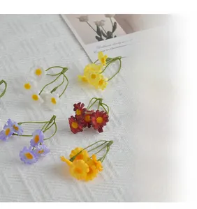 Vue détaillée de têtes de marguerites artificielles multicolores pour bricolage DIY