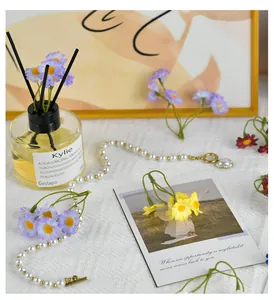 Détail d'un collier de perles blanches avec pendentif cœur et fermoir doré sur table