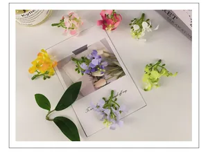 Vue détaillée de têtes de fleurs d'osmanthus en soie pour accessoires cheveux DIY et déco