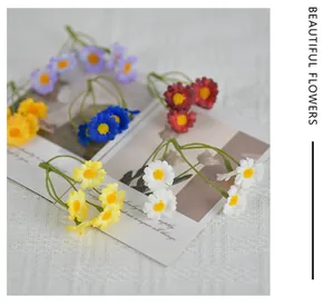 Gros plan de marguerites de camomille artificielles colorées pour le bricolage DIY