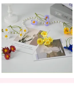 Têtes de marguerites artificielles colorées avec chaîne en perles pour déco DIY
