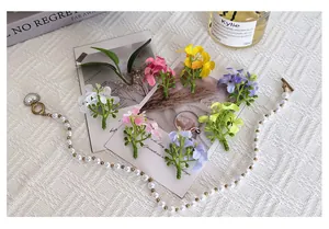 Détail d'accessoires de fleurs d'Osmanthus DIY colorées et collier de perles à cœur