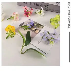 Vue détaillée de têtes de fleurs d'osmanthus artificielles DIY colorées et de tiges de feuilles