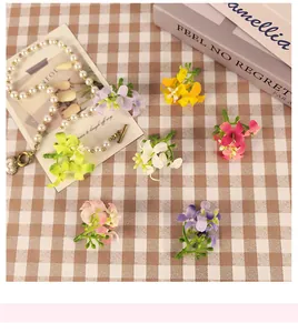 Gros plan de petites fleurs artificielles colorées pour accessoires de cheveux faits main