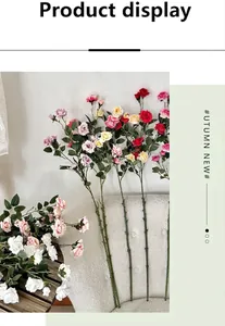 Dettaglio di rose finte colorate in un vaso alto per decorazioni d'interni casa