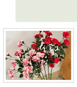 Vista dettagliata di rose artificiali multi-testa con strati ricchi e foglie realistiche