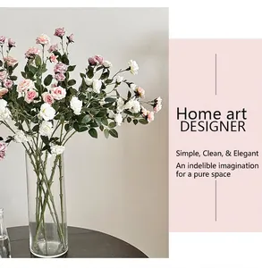 Dettaglio di rose artificiali in vaso di vetro per una decorazione domestica sobria