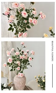 Detalle de rosas de seda rosa con textura realista en un jarrón de cerámica vintage