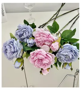 Gros plan de pivoines artificielles en soie rose et violette pour décoration de table