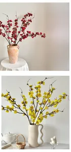 Détail macro de branches de fleurs de prunier artificielles pour décoration chinoise