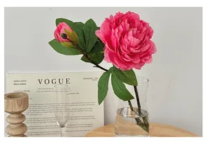 Détail de pivoine artificielle avec fleur rose épanouie et bouton en vase