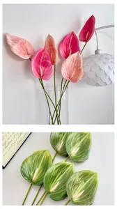 Dettaglio macro di anthurium artificiali stampati in 3D con texture e steli realistici